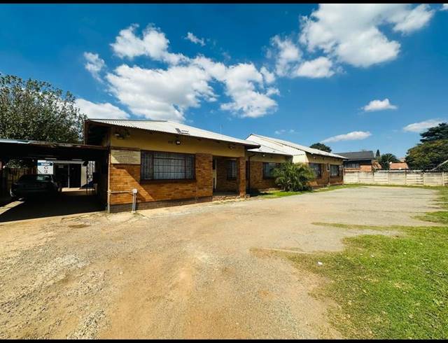 15 BEDROOM HOUSE FOR SALE IN KEMPTON PARK EXT 02